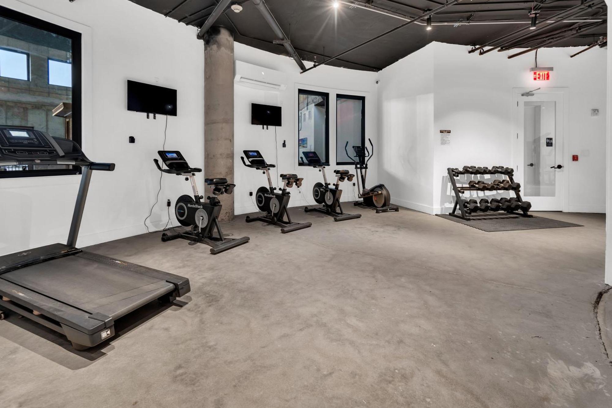 Royal Oasis Indoor Pool, Free Parking, Near Nyc *