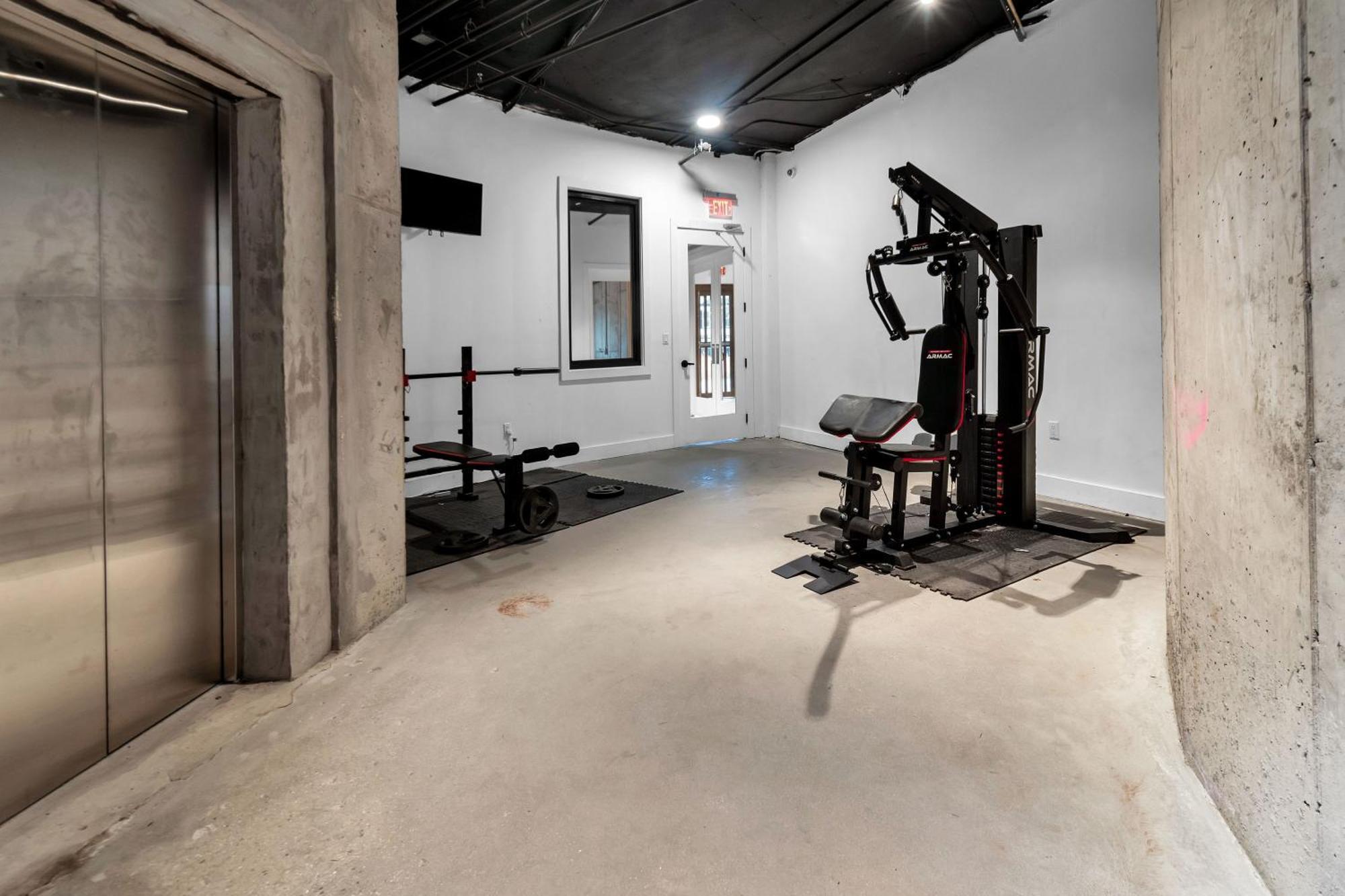 Royal Oasis Indoor Pool, Free Parking, Near Nyc Apartment