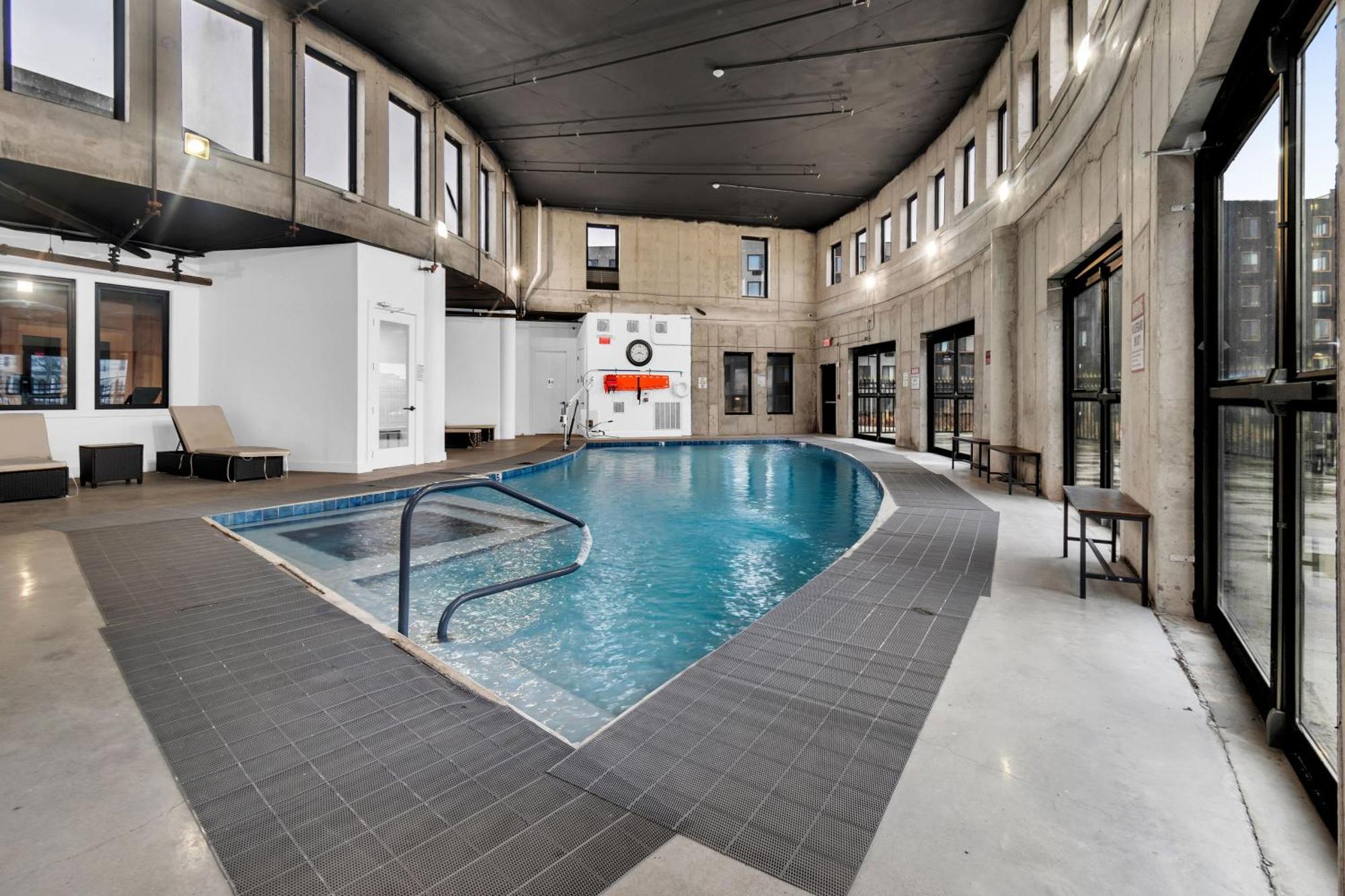 Royal Oasis Indoor Pool, Free Parking, Near Nyc Apartment *